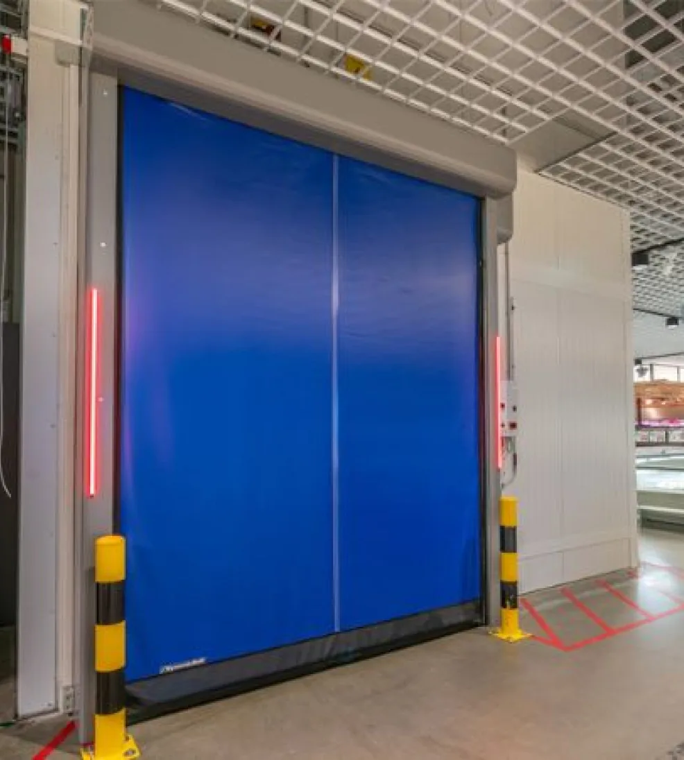 DynamicRoll Frigo 2 high-speed freezer door with a blue curtain and lit side guides at a cold room